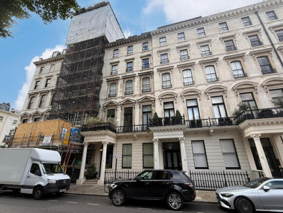 1 bed property, in 3A Ennismore Gardens, £450,000