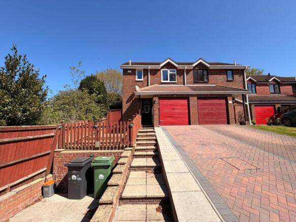 3 bed property, in Lynwood Close, £305,000