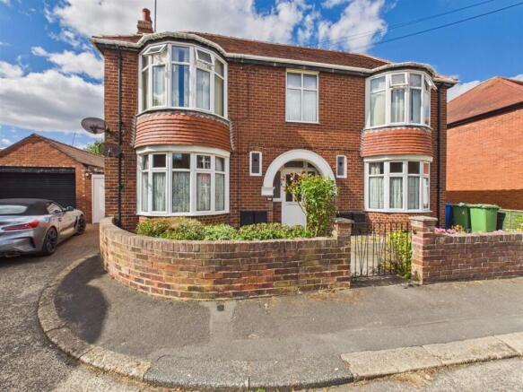 2 bed property, in Fortyfoot Grove, £79,950