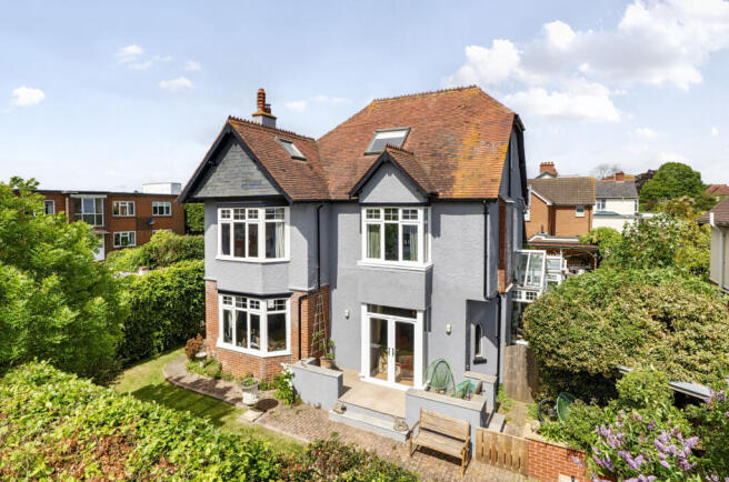6 bed property, in Belle Vue Road, £900,000