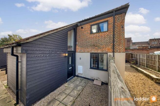 2 bed property, in Little Bull Close, £250,000