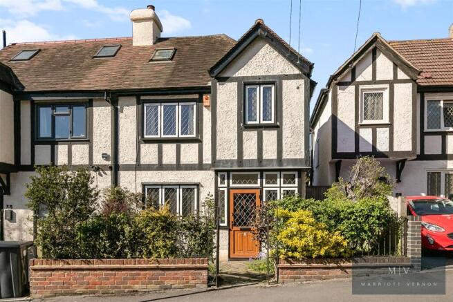 3 bed property, in Deanfield Gardens, £525,000