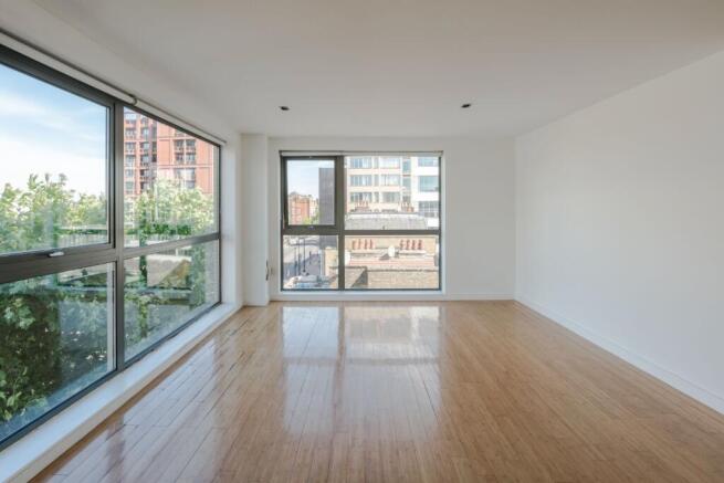 2 bed property, in Kingsland Road, £550,000