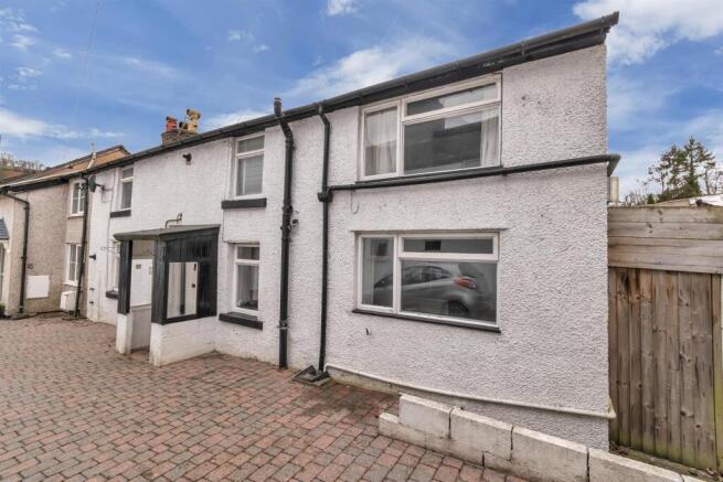 2 bed property, in White Lion Square, £195,000