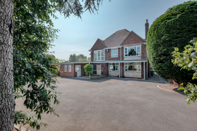5 bed property, in Worcester Road, £735,000