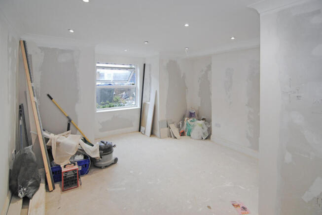 2 bed property, in Albert Road, £160,000