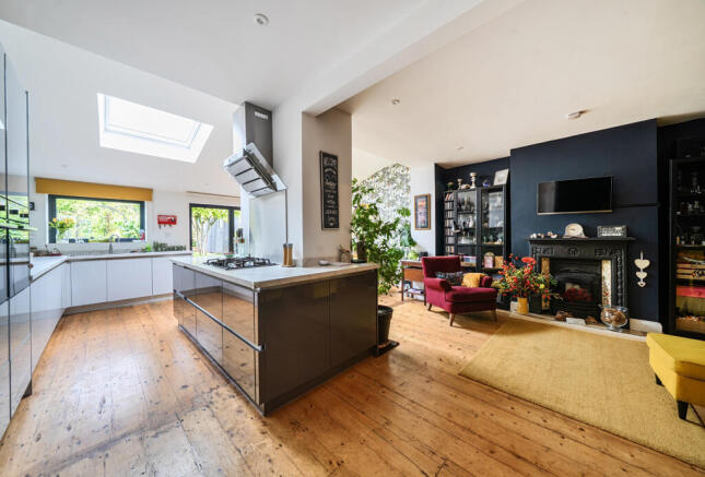 3 bed property, in Heyford Avenue, £525,000
