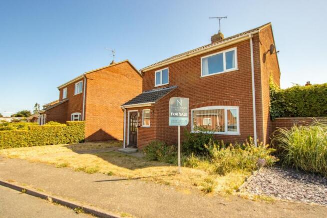 4 bed property, in Downs Road, £300,000