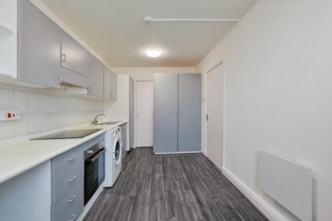 2 bed property, in Bramlands Close, £250,000