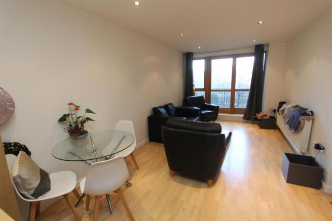 2 bed property, in Balmoral Place, £162,500