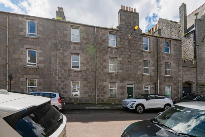 2 bed property, in Urquhart Road, £55,000