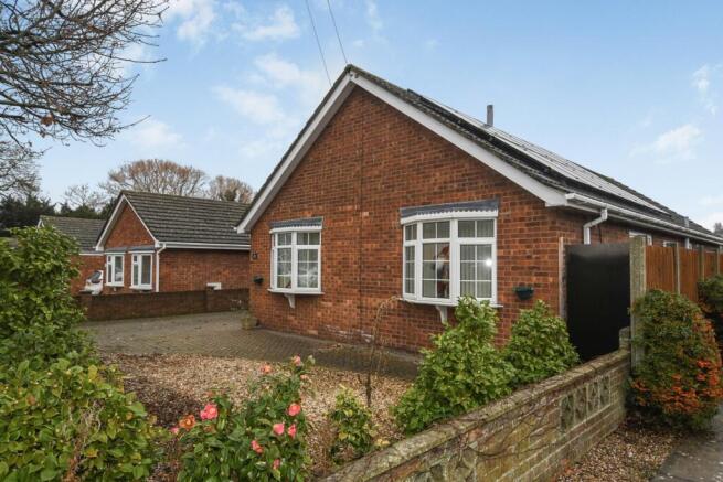 3 bed property, in Hall Drive, £260,000