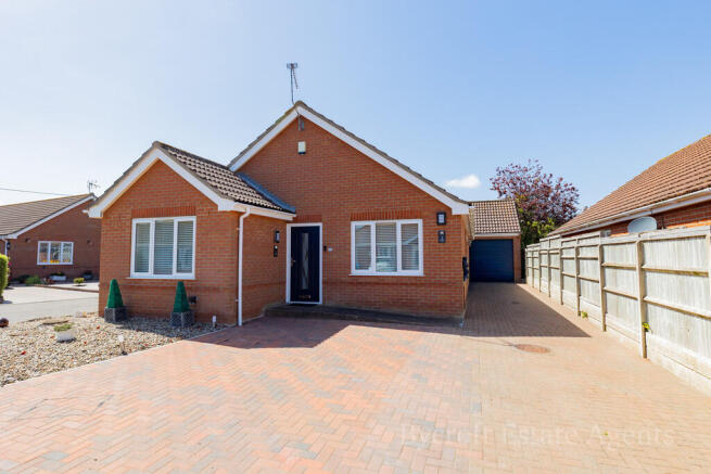 2 bed property, in Olde Thatche Close, £350,000