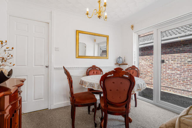 2 bed property, in Eland Close, £240,000