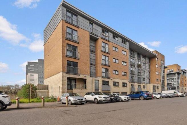 1 bed property, in Barrland Street, £135,000