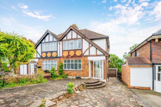 3 bed property, in Stoneleigh Park Road, £600,000
