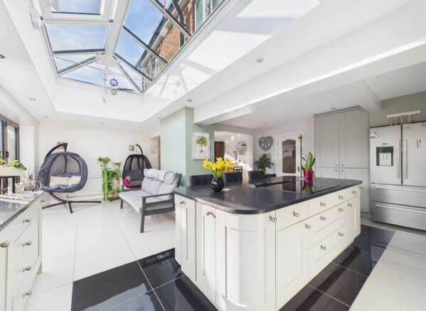 5 bed property, in Ash Drive, £415,000