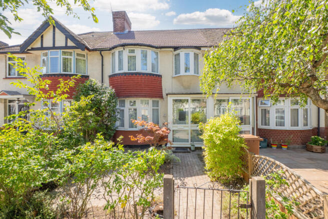 4 bed property, in Kew Crescent, £550,000