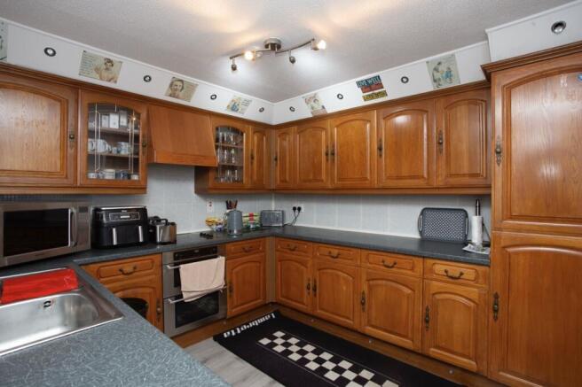 3 bed property, in Winchester Close, £210,000