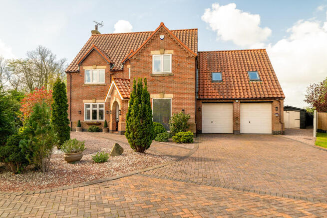 5 bed property, in Manor View, £830,000