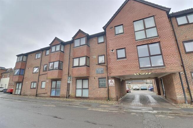 1 bed property, in Waterloo Road, £80,000