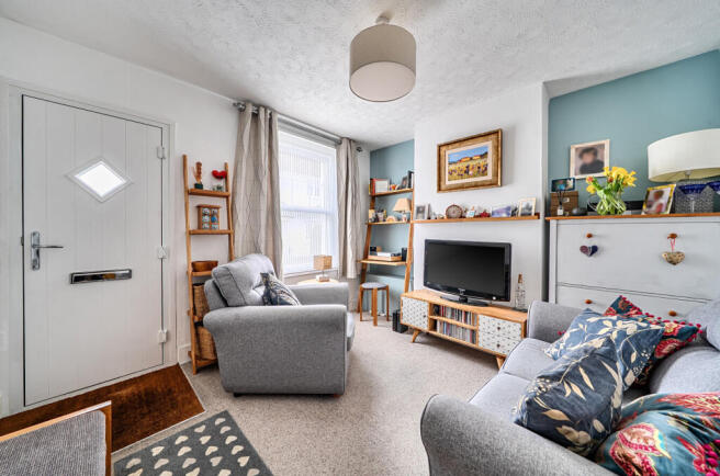 2 bed property, in Victoria Road, £390,000