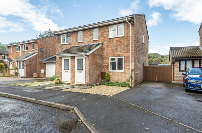 2 bed property, in Puttocks Close, £365,000