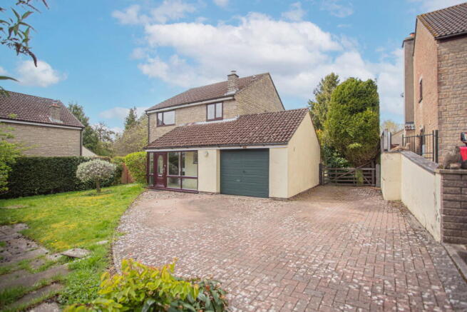 4 bed property, in Hawkesbury Upton, £525,000