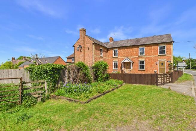 4 bed property, in Main Street, £700,000