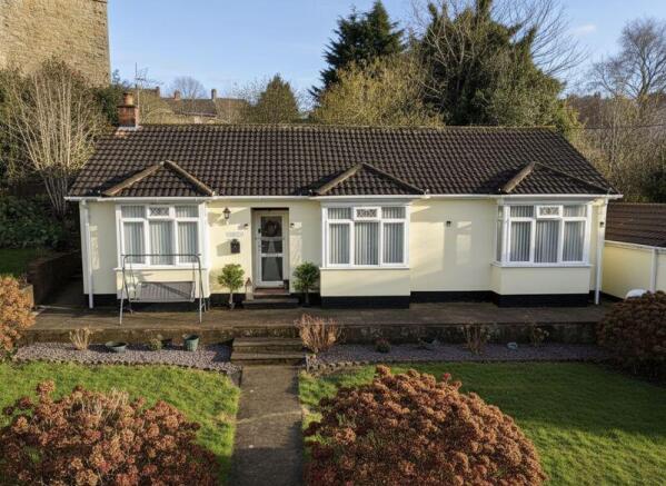 2 bed property, in Victoria Street, £285,000