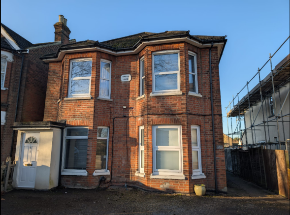 1 bed property, in Maybury Road, £125,000