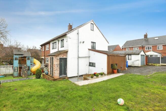 5 bed property, in Biddulph Road, £260,000