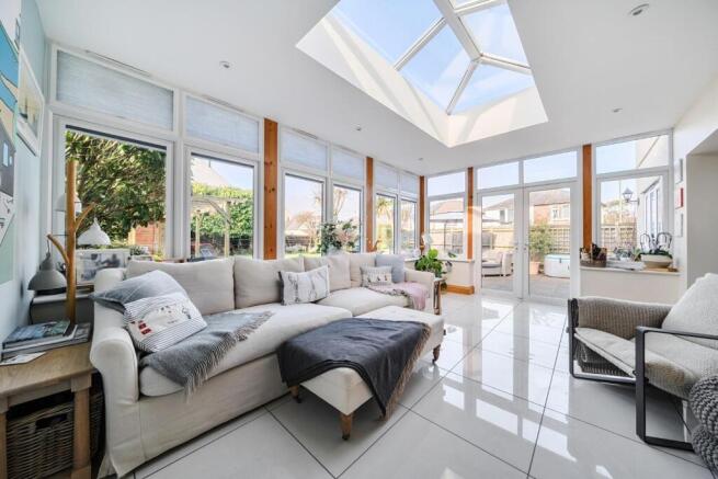4 bed property, in St. Leonards Avenue, £625,000