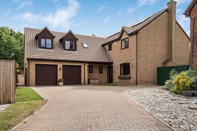 5 bed property, in 4 Sadlers Close, £900,000