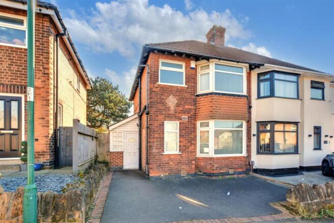 2 bed property, in Hadbury Road, £195,000