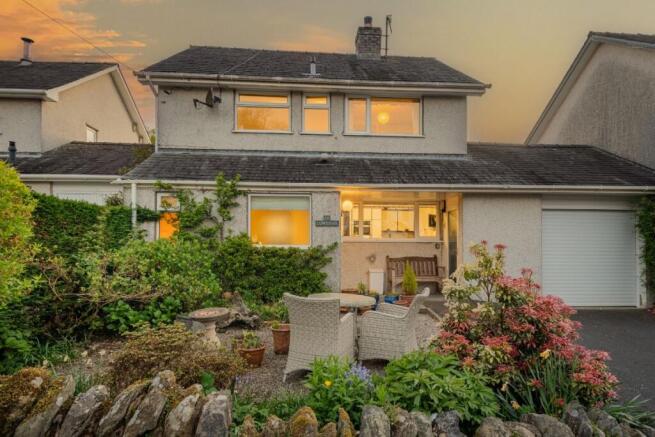 3 bed property, in Lowenva, £650,000
