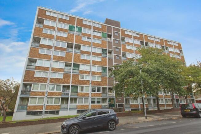 2 bed property, in Kingsman Street, £140,000