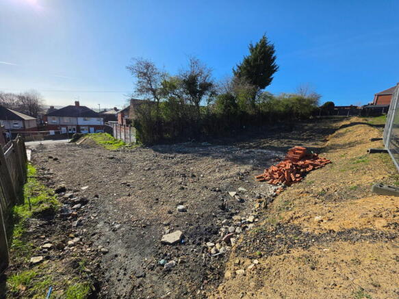 4 bed property, in Highstone Lane, £140,000