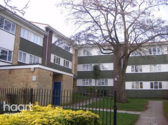 1 bed property, in Barnhill Road, £235,000