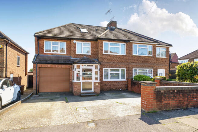 5 bed property, in Whitegate Gardens, £775,000