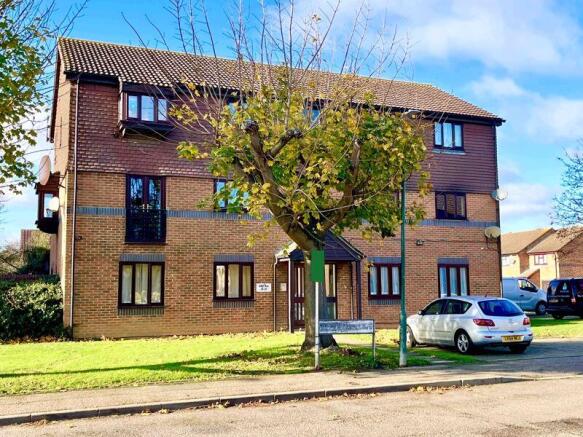1 bed property, in Woodfall Drive, £140,000