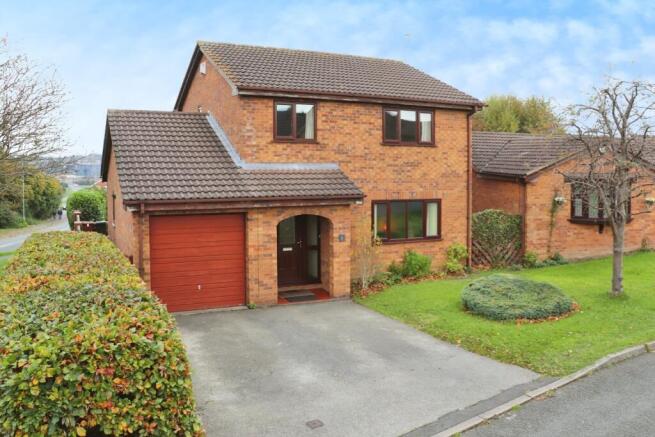 4 bed property, in Oak Close, £250,000