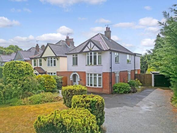 5 bed property, in Main Road, £500,000