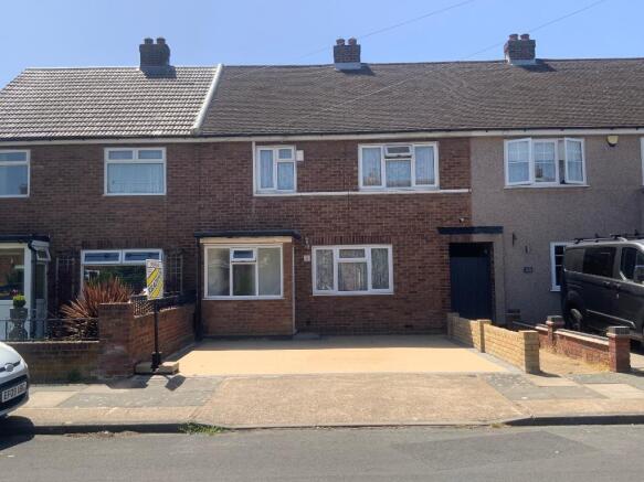 3 bed property, in Elm Park, £450,000