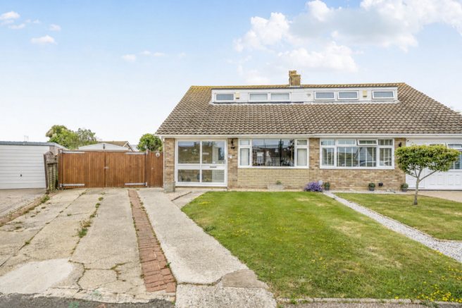 2 bed property, in The Court, £325,000