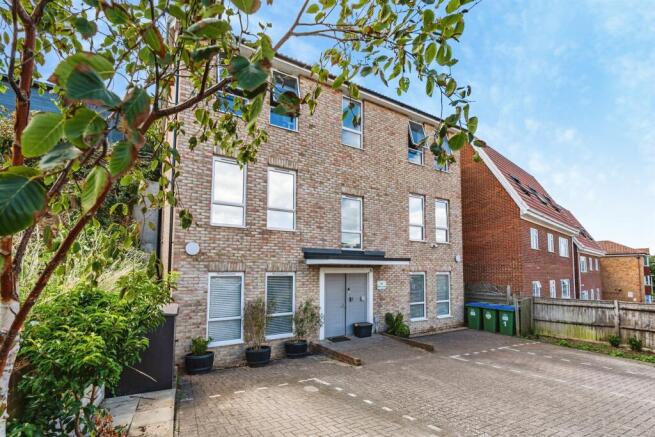 2 bed property, in Sutton Drove, £270,000