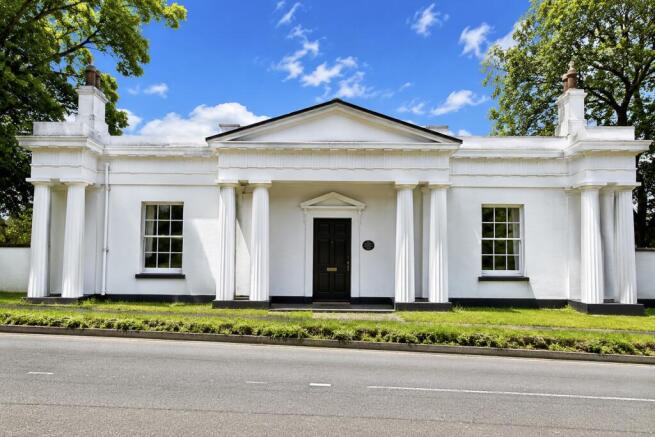 2 bed property, in Clyst St Mary, £325,000