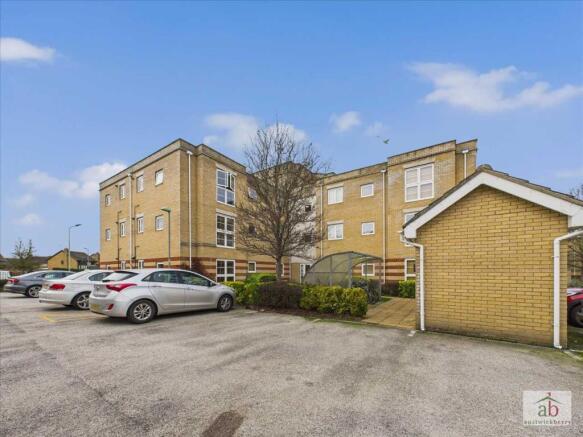 2 bed property, in Chandler Court, £165,000