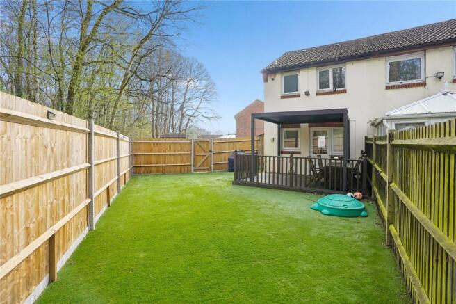 2 bed property, in Nicklaus Drive, £300,000