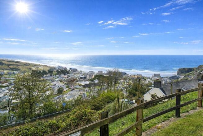 3 bed property, in Pendine, £525,000